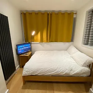 Double Bedroom With En-suite Shower & Free Parking Belvedere