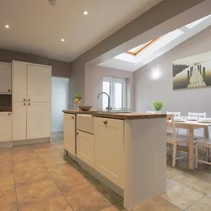 Holiday home Spacious 4 Bedroom House- Walking Distance To Centre & Great Backyard, Cardiff