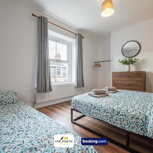 Holiday home Stylish 2 Bedroom Townhouse By Stirkmartin Short Lets & Serviced With Free Parking & Sleeps5, Cardiff